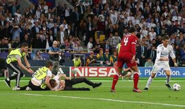 Adepto invadiu relvado no momento em que Ronaldo rematava