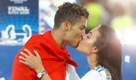 Ronaldo celebrou com bandeira de Portugal e beijo a Georgina