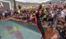 Daniel Ricciardo festejou vitória no Mónaco com... chapa na piscina