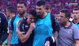 Jogador do Corinthians 'oferece' golo e acaba jogo a chorar