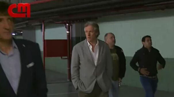 O momento em que Jorge Jesus abandona Alvalade após reunião com Bruno de Carvalho