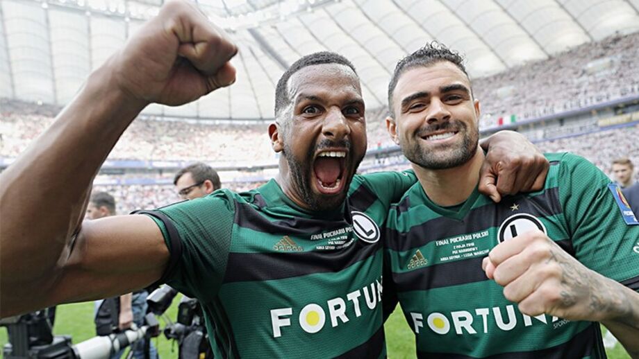 Cafú marca e ergue a Taça da Polónia