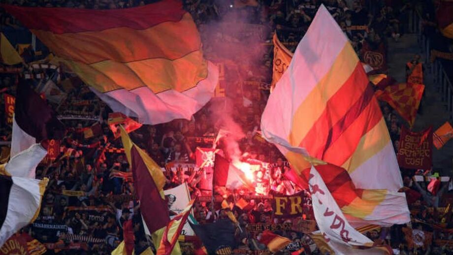 UEFA abre inquérito disciplinar à Roma por incidentes no jogo com o Liverpool