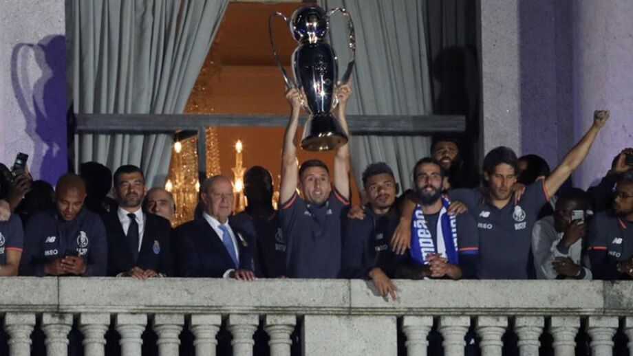 Campeões levantaram a taça na varanda da Câmara perante milhares de adeptos