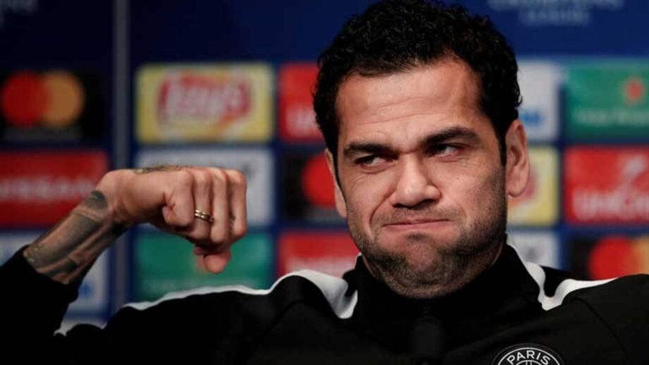 Dani Alves: «Não vou ao Mundial, mas sou feliz para c******»