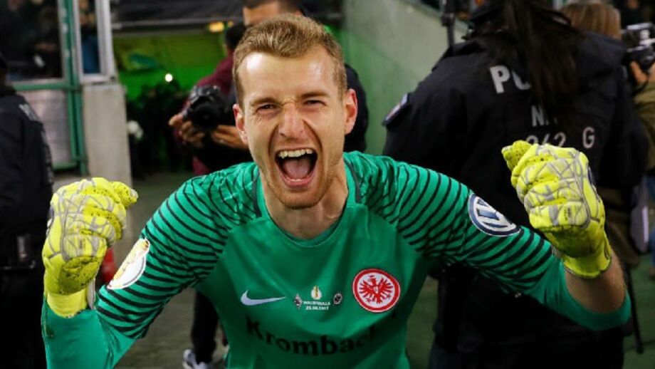 Lukas Hradecky assina pelo Leverkusen até 2023
