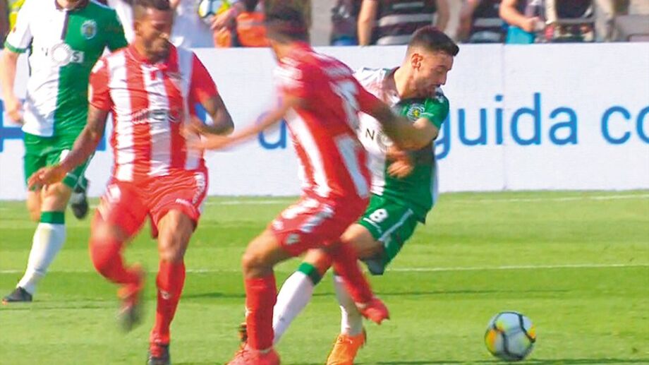 <strong>Jorge Faustino - No limite (CERTO)</strong><br /><br />
<div>Tissone rasteirou Bruno Fernandes numa falta no limite de se poder considerar como negligente. Pontapé livre bem assinalado. Aceita-se a decisão de não atuar disciplinarmente</div>
<div><br /><strong>Marco Ferreira - Faltou amarelo (ERRADO)</strong><br /><br />Infração de Tissone sobre Bruno Fernandes. O jogador do Aves, sem hipótese de jogar a bola, atinge de forma negligente o adversário, além de já acumular algumas infrações. Livre direto bem assinalado e cartão amarelo por exibir </div>