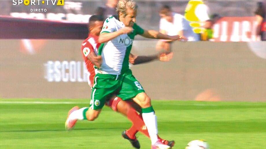 <strong>Jorge Faustino - Correto (CERTO)</strong><br /><br />
<div>Amilton rasteirou Fábio Coentrão pelas costas quando o lateral do Sporting saía para contra-ataque em jogada de ataque prometedor. Falta bem sancionada e cartão amarelo corretamente exibido<br /><br /><strong>Marco Ferreira - Bem (CERTO)</strong><br /><br />Infração de Amilton sobre Coentrão. O jogador do Aves rasteira o lateral por trás de forma negligente. Livre direto e cartão amarelo bem exibido</div>