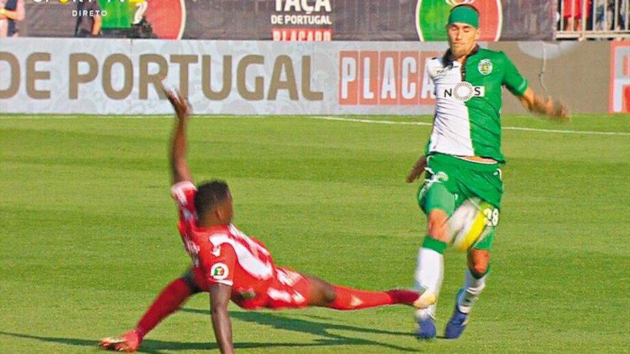 <strong>Jorge Faustino - Negligente (CERTO)</strong><br /><br />
<div>Carlos Ponck, na tentativa de jogar a bola, chegou atrasado e, apenas, acertou com a sola da bola na canela de Bas Dost. Falta negligente bem assinalada e cartão amarelo por comportamento antidesportivo <br /><br /><strong>Marco Ferreira - Amarelo (CERTO)</strong><br /><br />Infração de Ponck sobre Bas Dost. O defesa chega tarde à bola e atinge de forma negligente o adversário. Livre direto e cartão amarelo bem exibido </div>