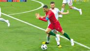 <strong>BEM ASSINALADO. (CERTO)</strong><br /><br />Infração de Nacho sobre Ronaldo. O espanhol rasteira o adversário dentro da área. Ronaldo adianta a bola e, na tentativa de jogar a bola, o defesa deixa a perna e impede a progressão do capitão de Portugal. Penálti bem assinalado