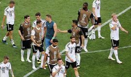 Jogador alemão tira selfie após derrota com o México e as críticas aumentam a cada minuto