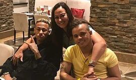 Neymar: mais um dia, mais um penteado. Será até acertar?