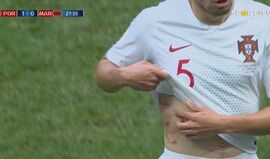 Raphael Guerreiro ficou bem marcado em duelo com Amrabat