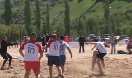 Adeptos argentinos e croatas fazem o 'gosto ao pé' em jogo de futebol de praia
