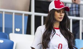 Namorada de Seferovic rouba atenções em Kaliningrado