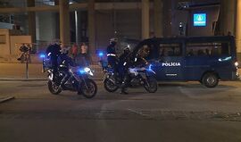 As imagens da entrada da polícia (em motos e carrinha) na Altice Arena