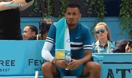 Kyrgios multado por simular... masturbação com garrafa de água
