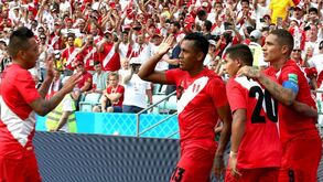 Peru vence Austr&aacute;lia no adeus de ambas as sele&ccedil;&otilde;es ao Mundial