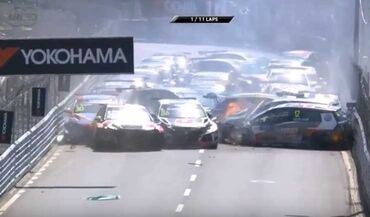 Acidente em cadeia interrompe corrida do WTCR em Vila Real