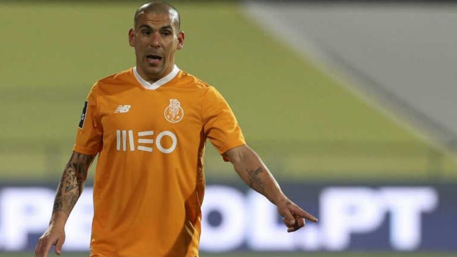 Maxi Pereira e Coates nos 23 definitivos do Uruguai