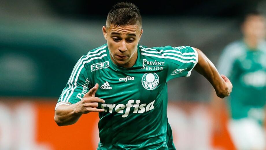 João Pedro chega para a lateral