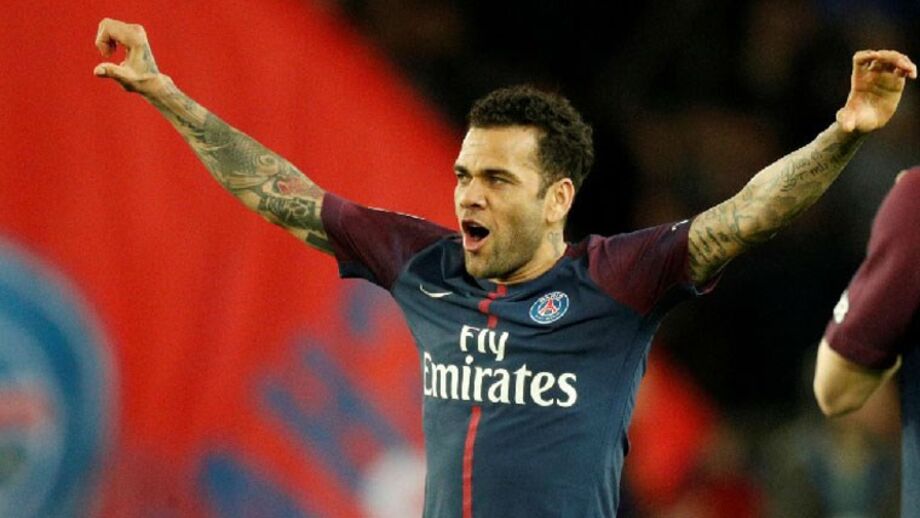 Dani Alves operado
