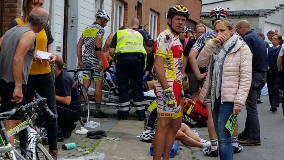 Carro atropela vários ciclistas na Bélgica