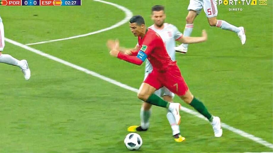 <strong>BEM ASSINALADO. (CERTO)</strong><br /><br />Infração de Nacho sobre Ronaldo. O espanhol rasteira o adversário dentro da área. Ronaldo adianta a bola e, na tentativa de jogar a bola, o defesa deixa a perna e impede a progressão do capitão de Portugal. Penálti bem assinalado