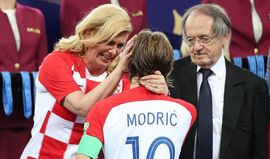 Presidente da Croácia em lágrimas com Modric na entrega das medalhas