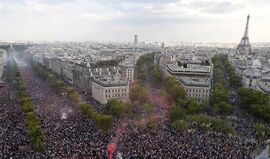 A enorme festa dos franceses em Paris após conquistarem o título mundial