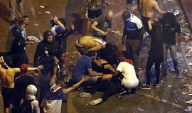Festa estragada em Paris: as imagens dos confrontos entre adeptos franceses e polícia
