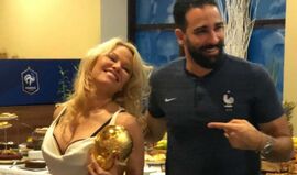 Pamela Anderson é um dos dois 'troféus' do campeão do Mundo Rami