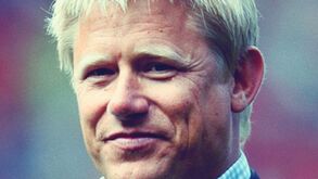 Peter Schmeichel 'destr&oacute;i' Dejan Lovren