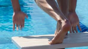 Ponha o pé de atleta a correr 