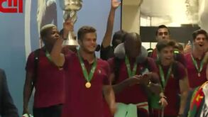 Campe&otilde;es europeus recebidos em euforia na chegada a Lisboa