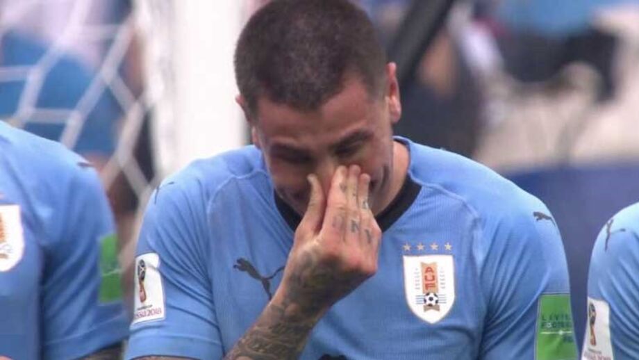 Uma das imagens do Uruguai-França: Giménez já chorava antes do final do jogo
