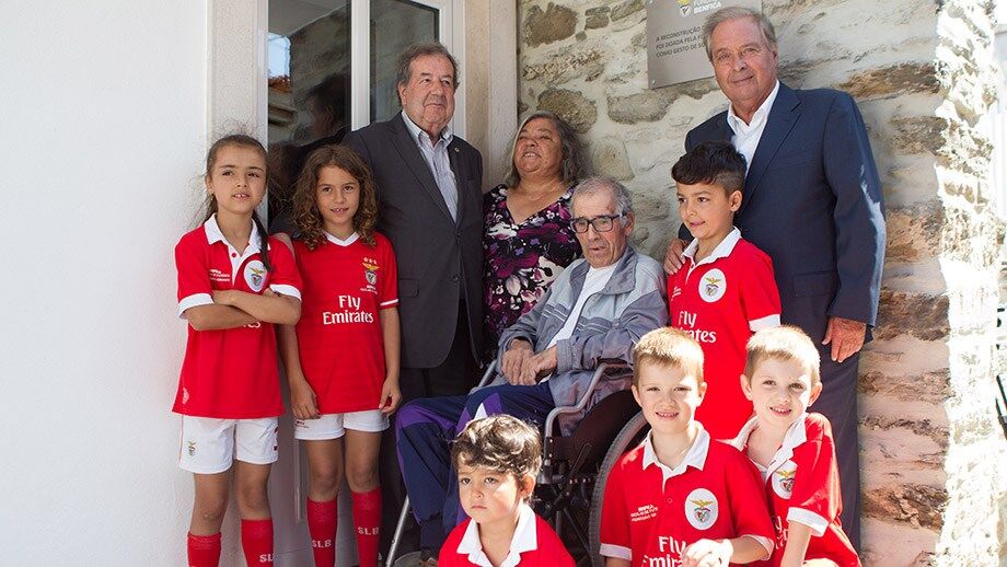Emoção na entrega da casa reconstruída pela Fundação Benfica em Pedrógão Grande