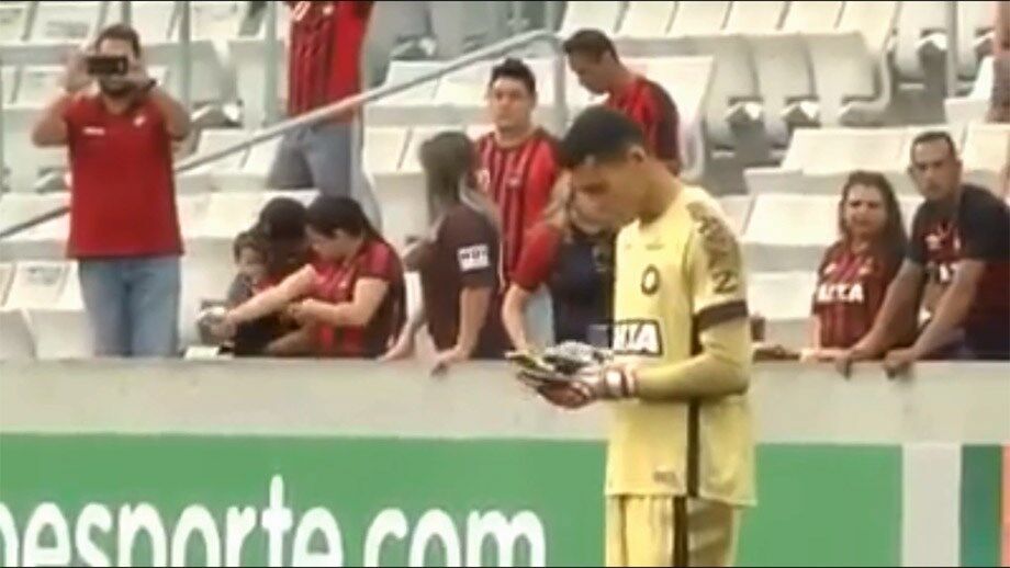 Lembra-se do jogador que utilizou o telemóvel em campo? Foi suspenso por um jogo...