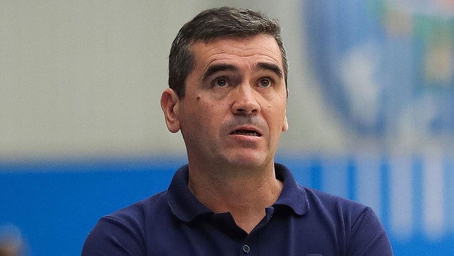Oliveirense segura treinador campeão