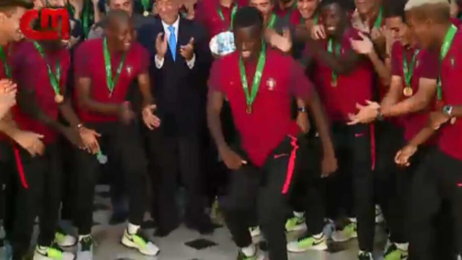 A dança dos campeões europeus sub-19 no Palácio de Belém que já se tornou viral