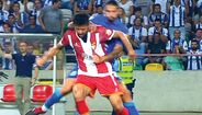 <strong>Inevitável (CERTO)</strong>. Sérgio Oliveira, sem hipótese de jogar a bola, agarrou Braga quando este seguia à sua frente com a bola controlada. Bem na falta e no cartão