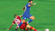 <strong>certíssimo (CERTO)</strong>. Falcão, sem hipótese de jogar a bola, rasteirou Sérgio Oliveira pelas costas com o único propósito de o parar. Falta e amarelo
