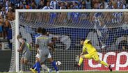 Casillas (3) Não foi uma tarde nada fácil para o espanhol, que teve duas intervenções exigentes a negar o golo ao rival. Por pouco não conseguiu evitar o segundo tento dos azuis.