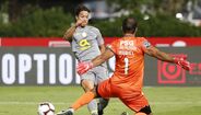 Óliver Torres (1) - Aos... 90’+9 podia ter rematado à baliza mas não o fez.