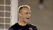 O guarda-redes Cillessen quer abandonar o Bracelona, pois quer jogar mais. No entanto, o contrato do jogador termina em 2021 e tem uma cláusula de 60 milhões de euros. Só devera sair em 2019, devido ao fecho do mercado em Inglaterra