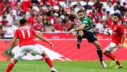 Coates (3) - Eficaz na cobertura a Ferreyra, conseguiu ter o discernimento necessário para lançar várias jogadas ofensivas, com passes de rutura para os corredores.