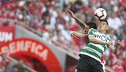 Battaglia (3) A sala de máquinas do Sporting tem no argentino o seu principal motor. Muita força e capacidade de choque, cobrindo os espaços intermédios com a disponibilidade física que lhe é característica