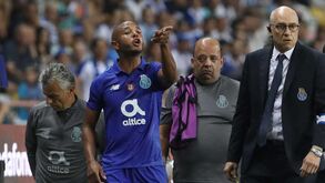 Brahimi empata, sai lesionado e fica a apontar para quem o aleijou