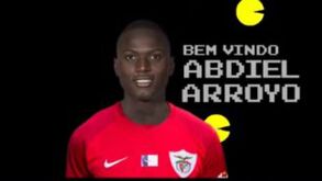 Avançado Abdiel Arroyo no Santa Clara por uma época