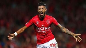 Nimes vence Marselha e segue no grupo dos líderes